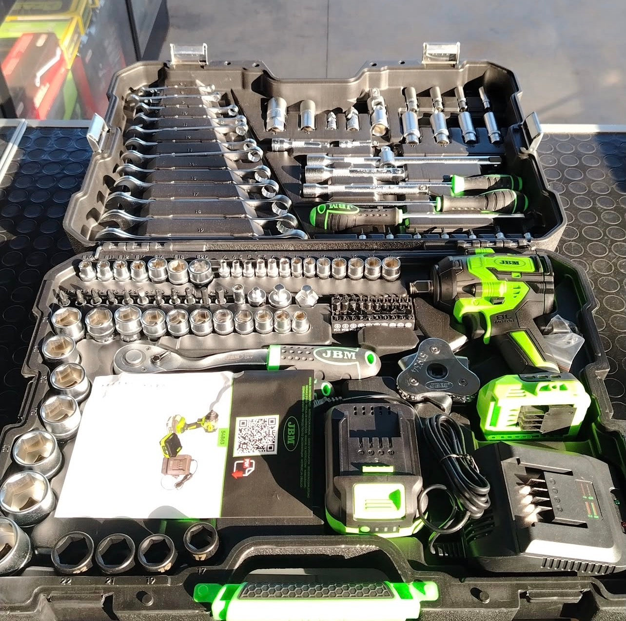VALIGETTA CON ATTREZZI E AVVITATORE AD IMPULSI BRUSHLESS A BATTERIA 800 NM